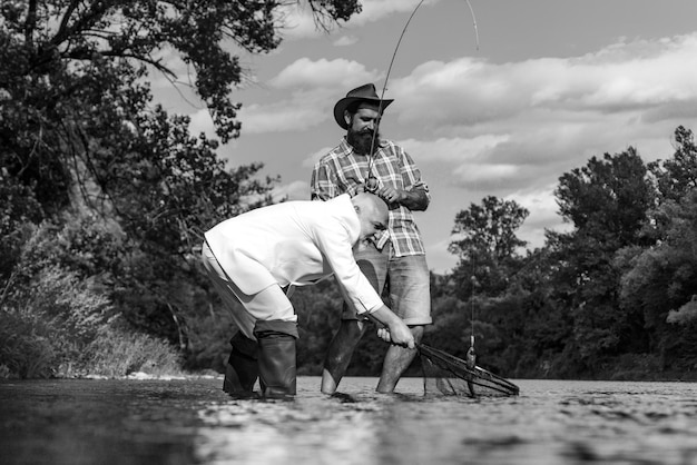 Pêcheur en costume formel portrait deux hommes en vacances hommes détente fond nature attraper et fis