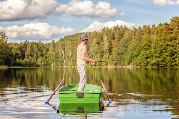 Pêcheur dans un bateau