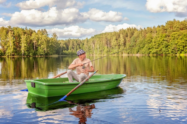 Pêcheur dans un bateau