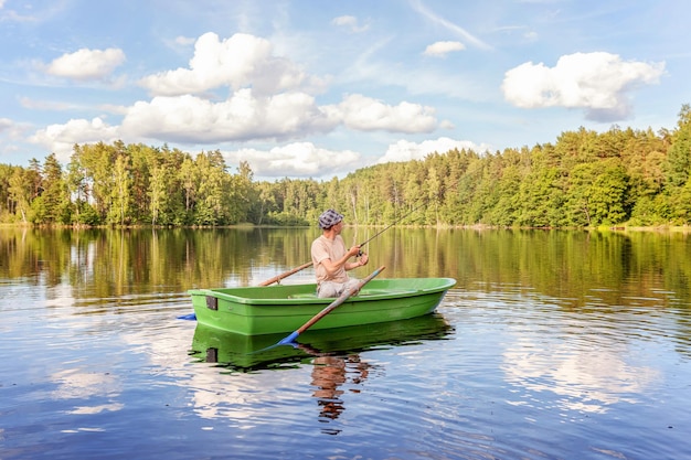 Pêcheur dans un bateau