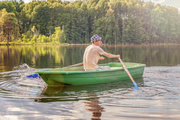 Pêcheur dans un bateau