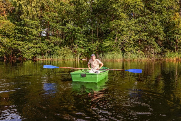 Pêcheur dans un bateau