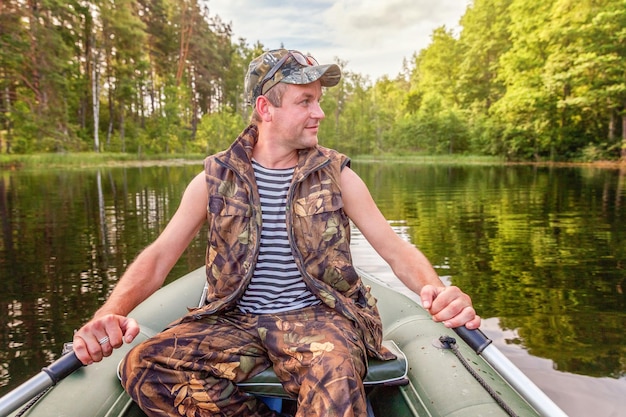 Pêcheur dans un bateau