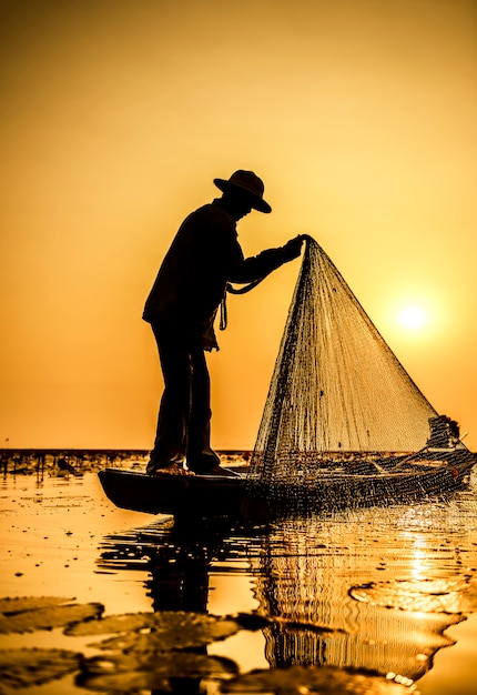 Pêcheur du lac en action lors de la pêche, Thaïlande