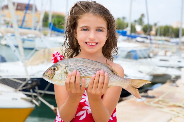 Pêcheur heureux avec des poissons en dentex