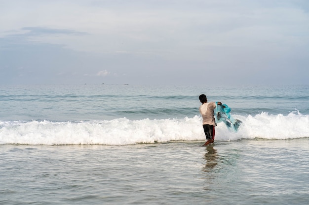 Le pêcheur a jeté un filet sur la plage.