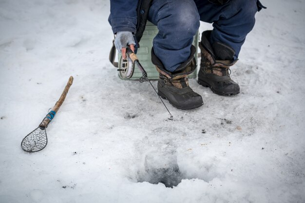 Pêcheur sur le lac Baïkal en Sibérie