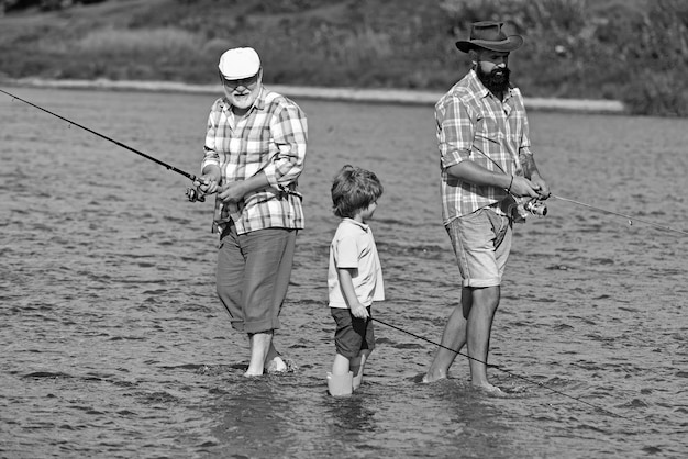 Pêcheur à la mouche à l'aide d'une canne à pêche à la mouche dans la génération de la famille de la rivière et les gens concept petit-fils avec fath