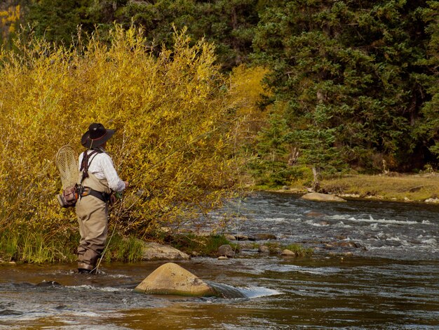 Pêcheur à la mouche à Taylor River, Colorado.