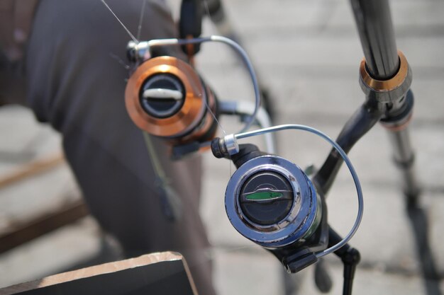 Pêcheur avec moulinet à canne