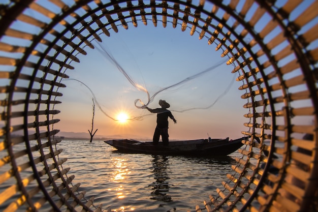 Pêcheur net dans l&#39;eau le matin