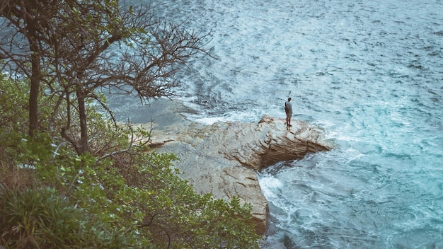 Photo un pêcheur paisible sur la plage ladscape sydney australie