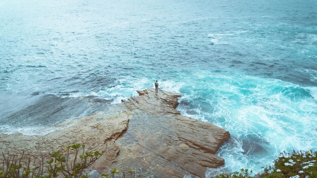 Photo un pêcheur paisible sur la plage ladscape sydney australie