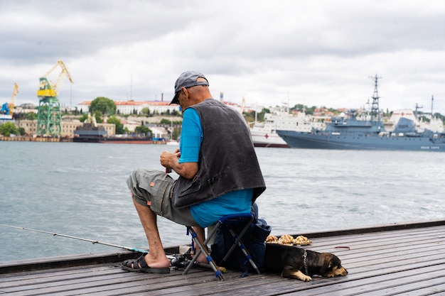 Pêcheur pêchant dans la baie