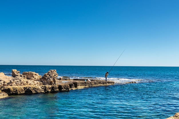 Un pêcheur sur la plage de la ville de Mahdia Tunisie
