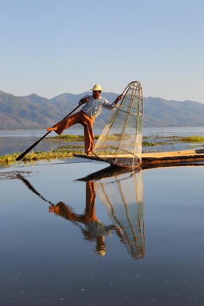 Pêcheur traditionnel au lac Inle au Myanmar