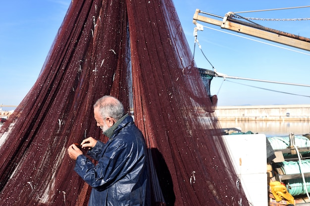 Pêcheur travaillant dans la mer