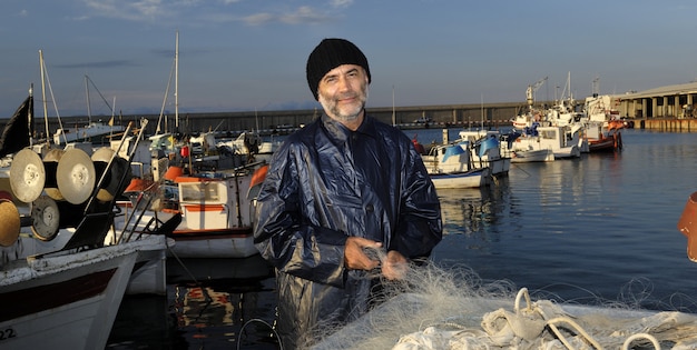 Pêcheur travaillant dans le port de pêche