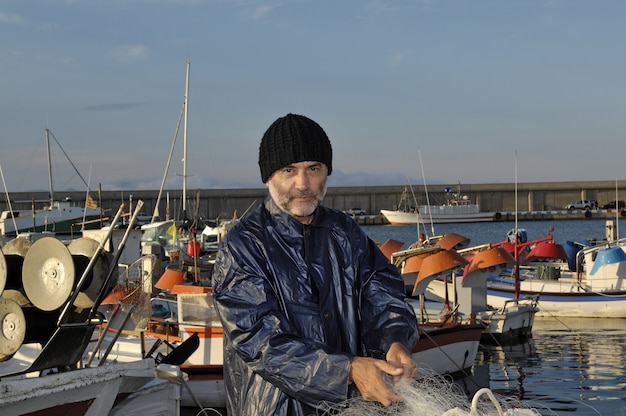 Pêcheur travaillant dans le port de pêche