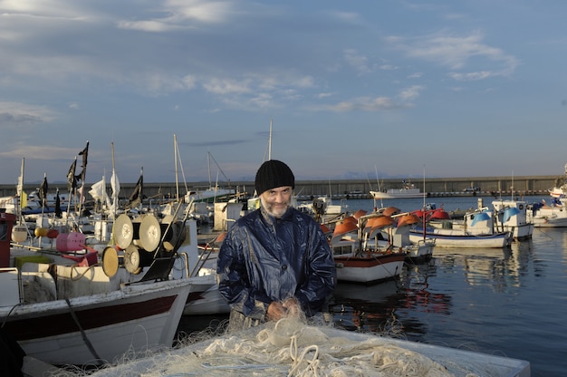 Pêcheur travaillant dans le port de pêche