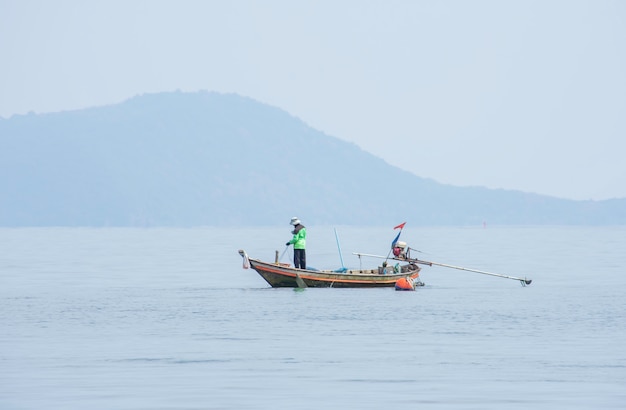 Les pêcheurs au filet sur un bateau en mer à Koh Talu, Prachuap Khiri Khan en Thaïlande.