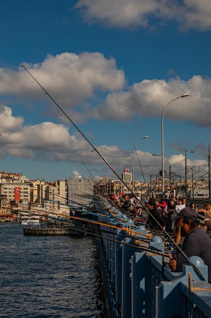 Photo les pêcheurs au pont de galata à istanbul