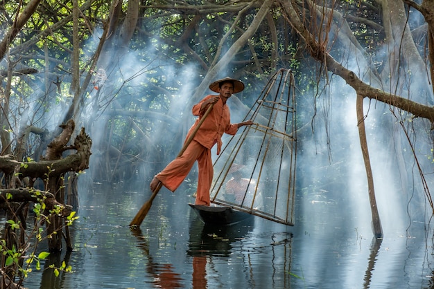 Pêcheurs birmans Intha sur bateau de capture de poisson traditionnel au lac Inle, l'État de Shan, Myanmar