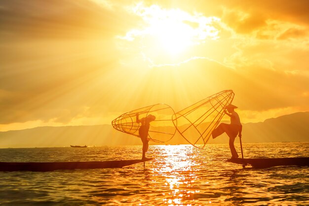 Pêcheurs sur le lac Inle au Myanmar.