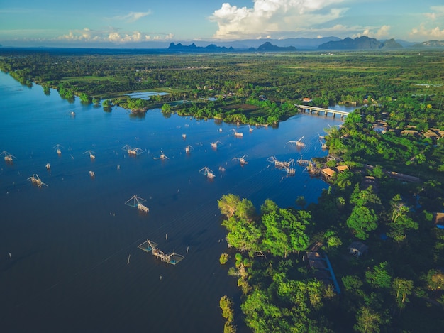 Photo les pêcheurs sur le lac peuvent utiliser du matériel de pêche local