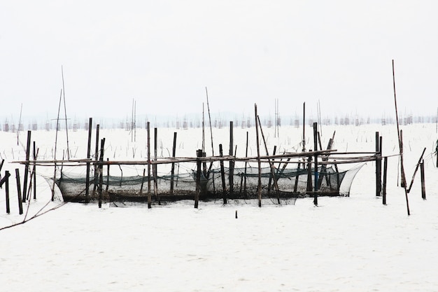 Pêcheurs locaux au lac enneigé