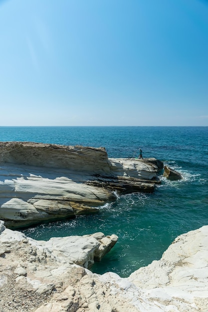 Photo les pêcheurs pêchent au bord de la mer côte de pierres blanches