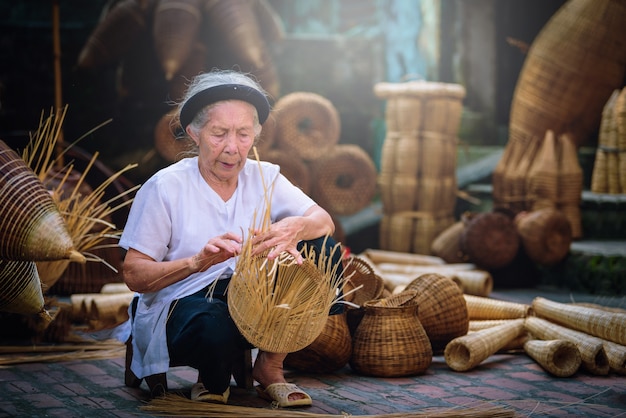 Les pêcheurs vietnamiens font de la vannerie