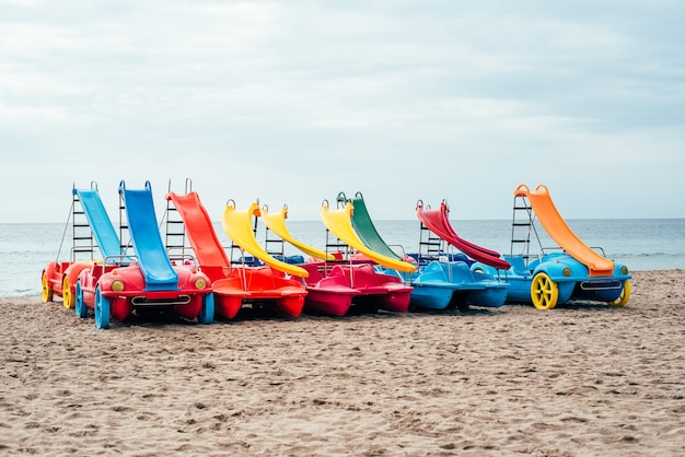 Pédalos colorés sur le sable de la plage