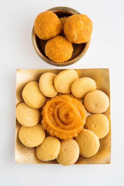 Pédha sucré indien, jalebi, motichoor ou bundi laddu et burfi dans une plaque d'argent isolée sur une surface blanche