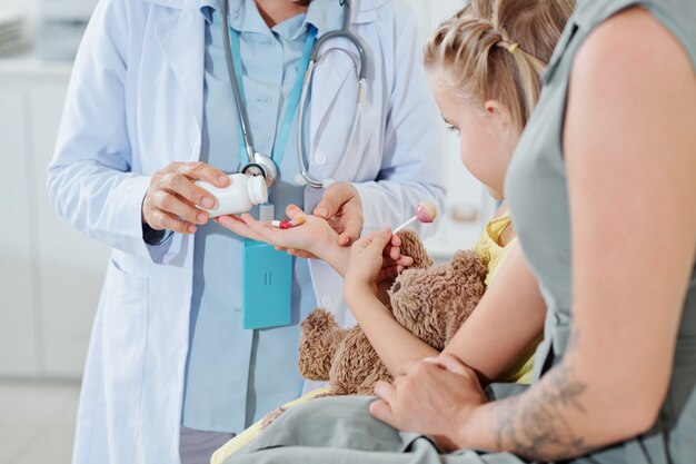 Photo pédiatre donnant des médicaments à une fille