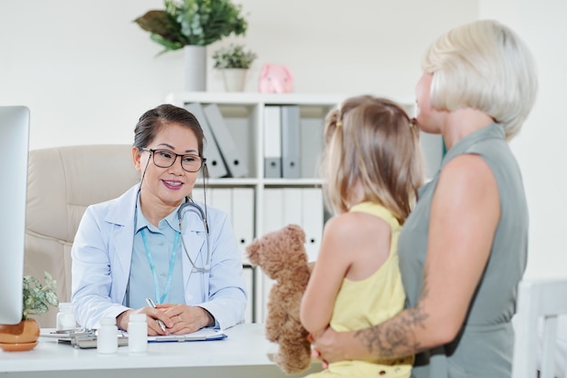 Pédiatre donnant les résultats des tests médicaux