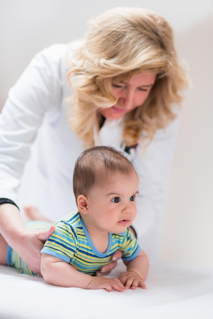 Le pédiatre examine un bébé mignon.