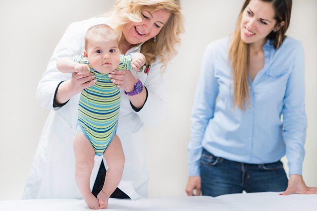 Le pédiatre examine un bébé mignon.