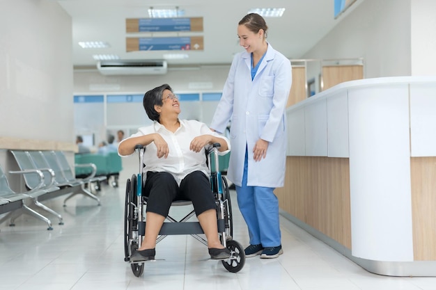 Le pédiatre a examiné la santé de la fille