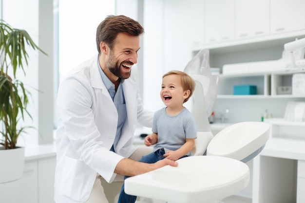 Un pédiatre joyeux souriant en examinant un petit garçon patient dans la clinique