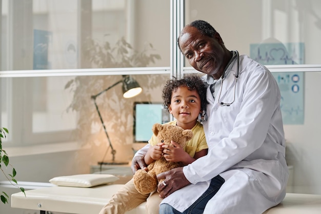 Pédiatre avec petit patient à l'hôpital