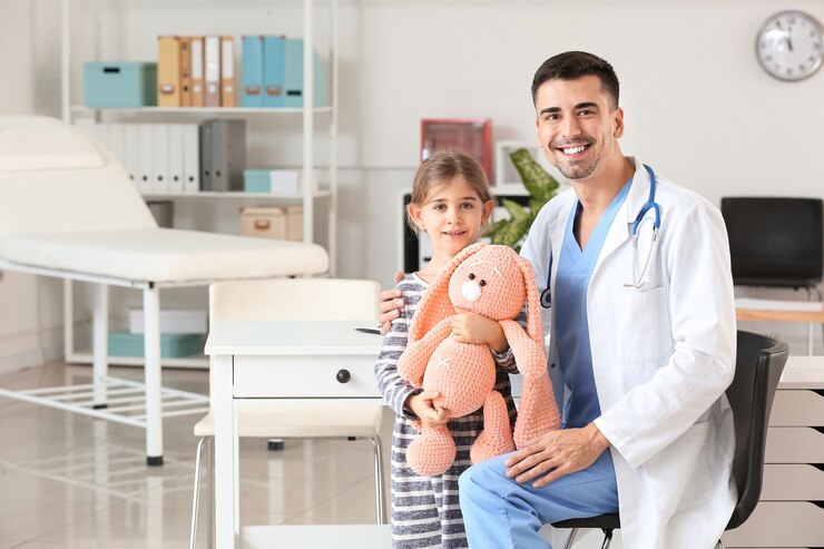 Photo pédiatre avec petite fille en clinique