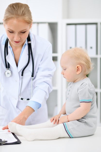 Un pédiatre prend soin de bébé à l'hôpital Une petite fille est examinée par un médecin avec un stéthoscope Assurance soins de santé et concept d'aide