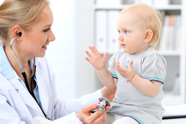 Un pédiatre prend soin de bébé à l'hôpital Une petite fille est examinée par un médecin avec un stéthoscope Assurance soins de santé et concept d'aide