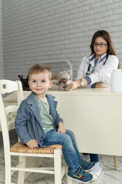 Pédiatre rencontre avec enfant à l'hôpital