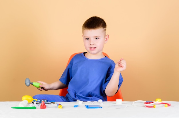 Pédiatre stagiaire petit garçon en uniforme médical Traitement prescription infirmière assistant de laboratoire médecin de famille hôpital médecine et santé enfant médecin avec stéthoscope pédiatre