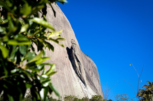 Pedra do Lagarto à Pedra Azul Domingos Martins état d'Espirito Santo Brésil site touristique brésilien Composition avec les feuilles des arbres