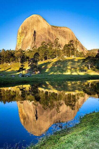 Photo pedra do lagarto à pedra azul domingos martins état d'espirito santo brésil site touristique brésilien reflet de pierre bleue dans un lac