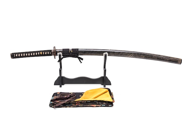 Épée japonaise avec fourreau enveloppé de peau de rayons