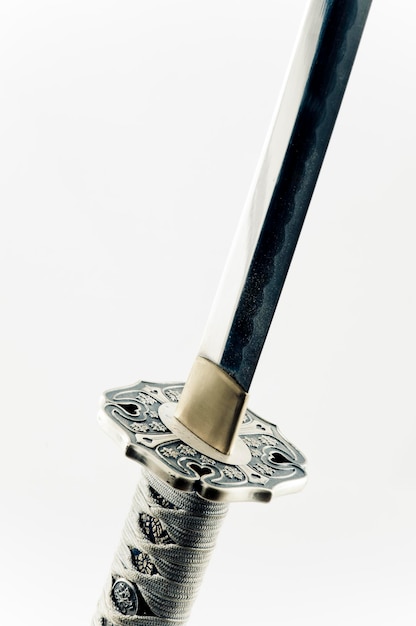 Épée de samouraï sur fond blanc